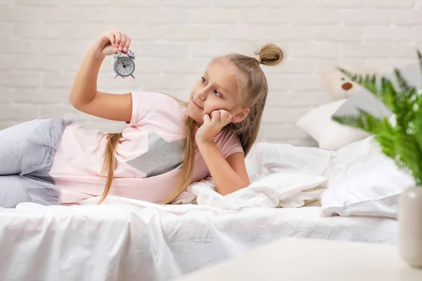 Saat ile pijama küçük kız — Stok fotoğraf