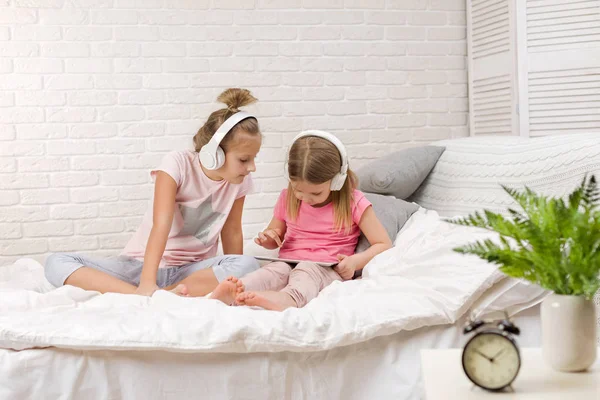 Iki küçük çocuk kız yatak odasında oynamak — Stok fotoğraf