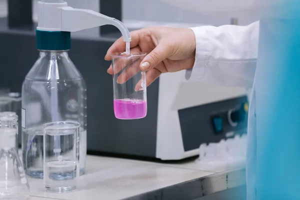 Cientista segurando um tubo de ensaio, Pesquisa de laboratório . — Fotografia de Stock