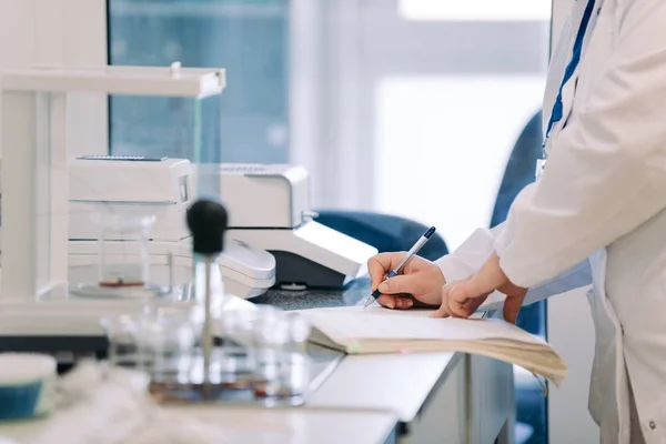 Test tüpleri tutan bir bilim adamı, laboratuvar araştırması..