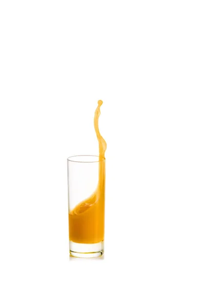 Splash de suco de laranja em vidro — Fotografia de Stock