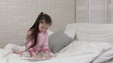 yatakta yatarken sevimli küçük kız çizim resimleri.