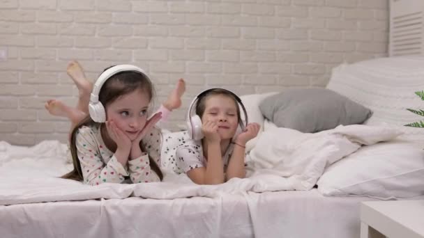 ヘッドフォンで音楽を聴く小さな子供の赤ちゃんの女の子 — ストック動画