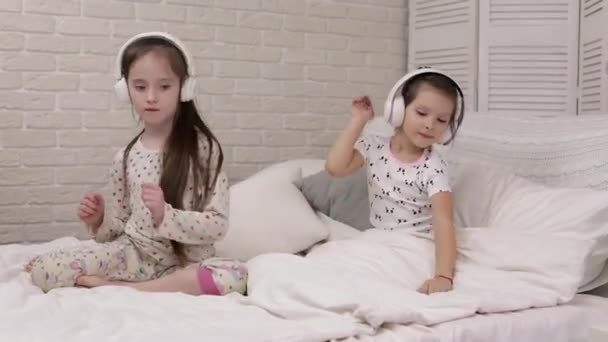 Lilla barnflicka lyssnar på musik med hörlurar — Stockvideo