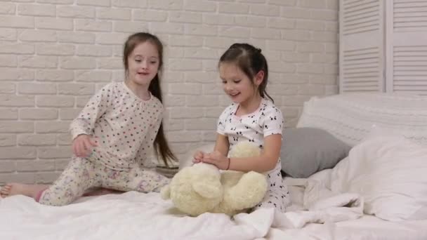 Adorable feliz niña jugando con osito de peluche — Vídeos de Stock