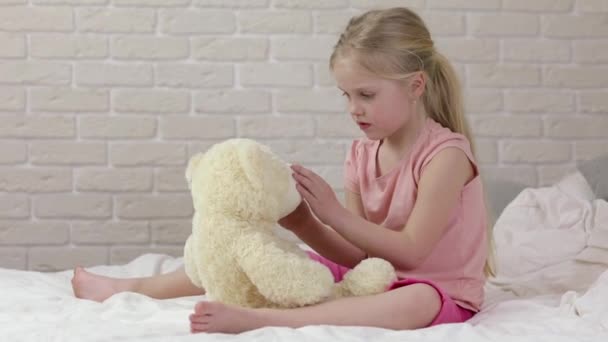 Adorable feliz niña jugando con osito de peluche — Vídeos de Stock