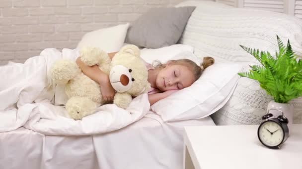 Cute little child girl sleeping with teddy bear — Stock Video