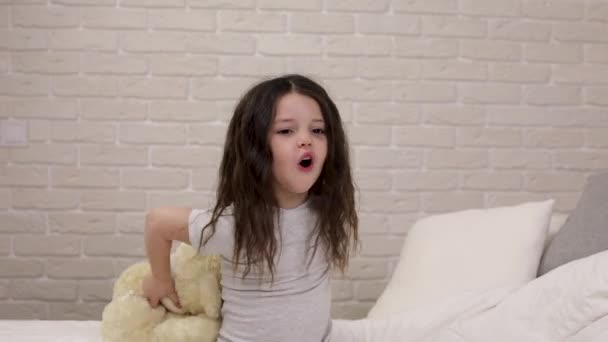 Αξιολάτρευτο ευτυχισμένο μικρό παιδί κορίτσι παίζει με αρκουδάκι — Αρχείο Βίντεο
