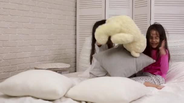 Twee schattige kinderen meisjes spelen in de slaapkamer. — Stockvideo