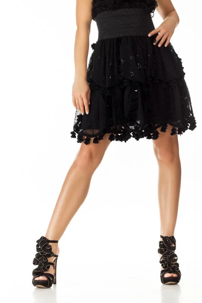 काले पोशाक में महिला ऊंची heels जूते में खड़े — स्टॉक फ़ोटो, इमेज