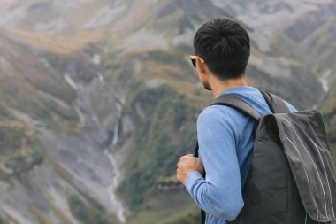 Kafkasya Dağları 'na karşı bir sırt çantası ile turist adam