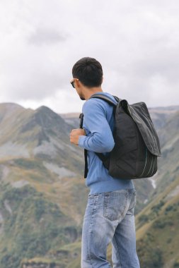 Kafkasya Dağları 'na karşı bir sırt çantası ile turist adam
