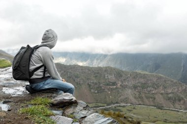 Kafkasya Dağları 'na karşı bir sırt çantası ile turist adam