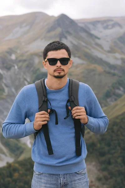 Touriste avec un sac à dos contre les montagnes du Caucase — Photo