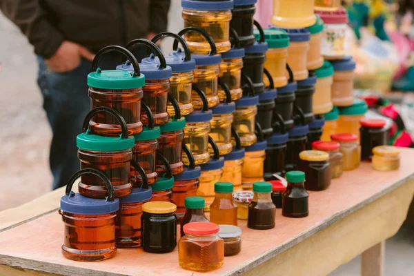 Jars with homemade honey on the market — Stock Photo, Image