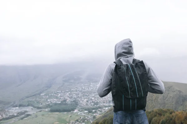 Tourist mit Rucksack gegen die Kaukasusberge — Stockfoto