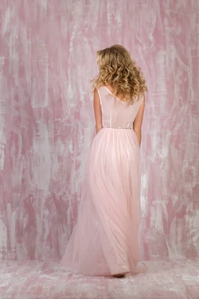 Hermoso rizado novia rubia vestido rosa — Foto de Stock