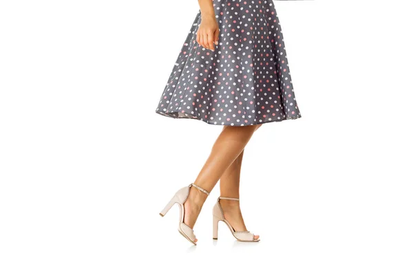 Женщина в платье в горошек, стоящая в обуви — стоковое фото