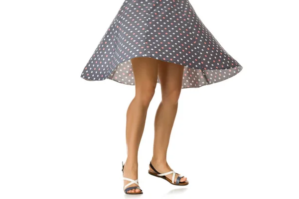 Kobieta w polka-dot sukienka stoi w buty — Zdjęcie stockowe