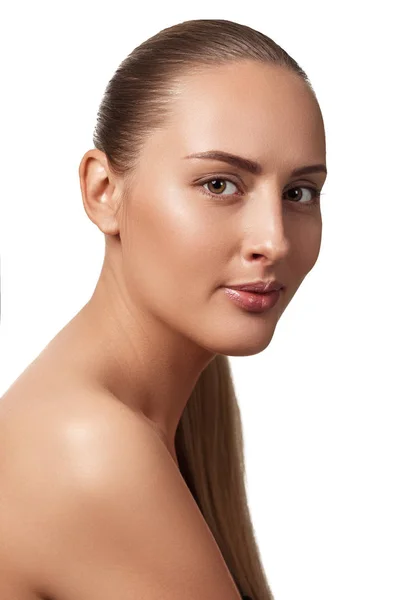 Schoonheidsportret van vrouwelijk gezicht met natuurlijke huid — Stockfoto