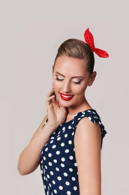 pin kadar portre kadın polka nokta elbise.