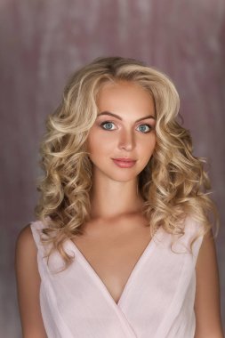 muhteşem pembe elbise Kıvırcık sarışın kadın