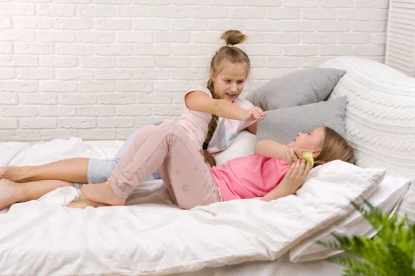 Duas crianças pequenas meninas brincam no quarto — Fotografia de Stock