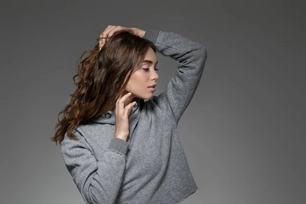 Retrato de mulher com cabelos longos em camisola cinza — Fotografia de Stock