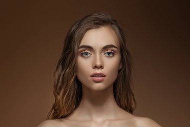 mükemmel bir cilt ve uzun saçlı muhteşem kadın