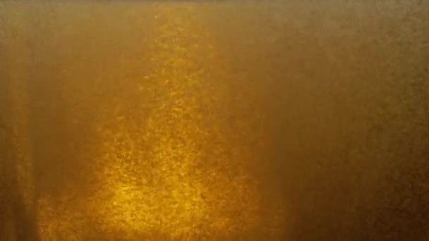 Bière avec bulles en verre .