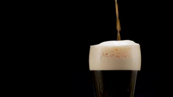 Cerveza se vierte en el vidrio — Vídeo de stock