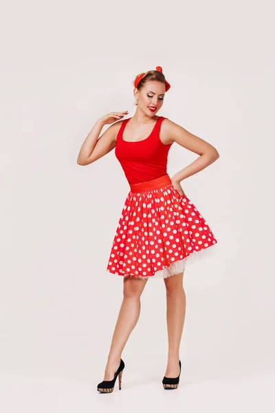 Gülen pin yukarı kadın polka nokta kırmızı elbise — Stok fotoğraf