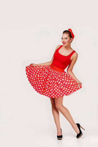 Gülen pin yukarı kadın polka nokta kırmızı elbise — Stok fotoğraf