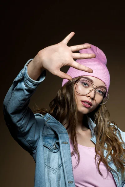 Cute Hipster dziewczyna pokazując znak Stop — Zdjęcie stockowe