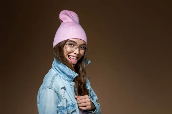 Menina em jaqueta de calça, um chapéu rosa e óculos elegantes — Fotografia de Stock