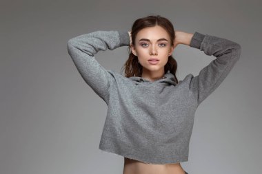 gri kazak uzun saçlı kadın portresi