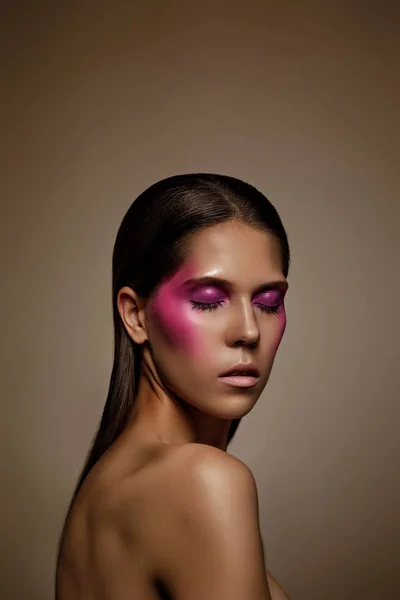 Moda arte pele mulher rosto retrato closeup. Glamour menina maquiagem profissional brilhante com maquiagem rosa na moda — Fotografia de Stock