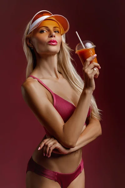 Blonda fata într-un costum de baie și pălărie deține un cocktail — Fotografie, imagine de stoc