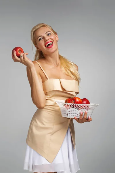 Mujer joven sosteniendo manzana roja —  Fotos de Stock