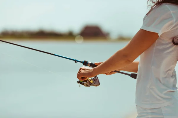 Junge Frau fischt auf See — Stockfoto