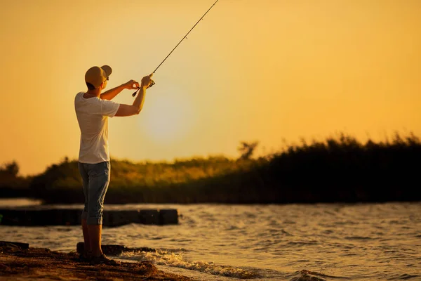 Joven pescando en el mar — Foto de Stock