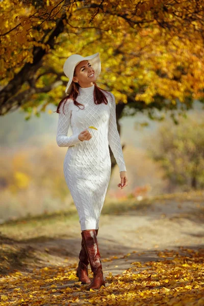 Schöne Frau in weißem Strickkleid und Hut — Stockfoto