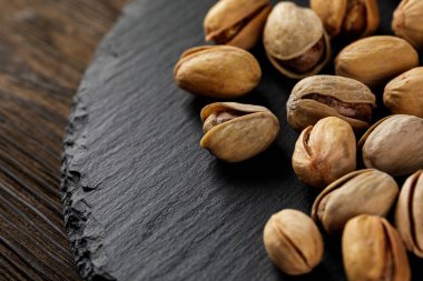 taş tahta üzerinde tuzlu antep fıstığı