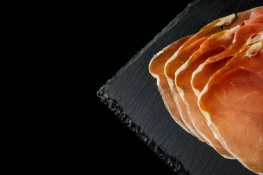 Prosciutto siyah bir zemin üzerine