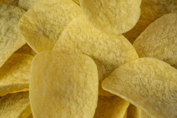 Солоні смачні картопляні чіпси — стокове фото