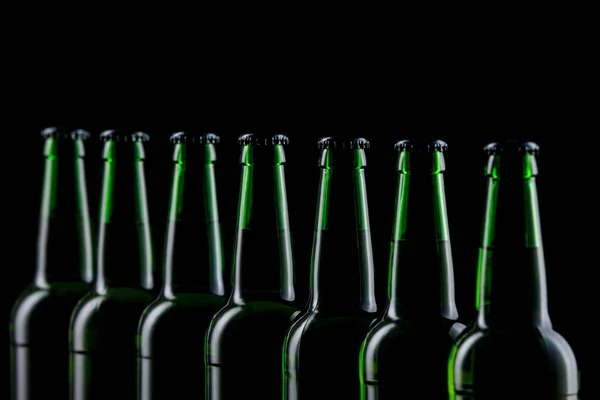 Reihe von Glasflaschen Bier — Stockfoto