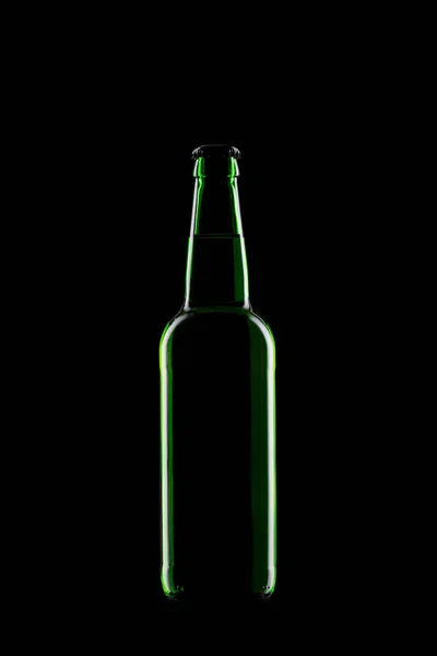 Bouteille de bière en verre sur fond sombre — Photo