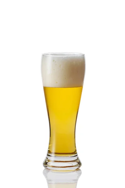 Bicchiere di birra su sfondo bianco — Foto Stock