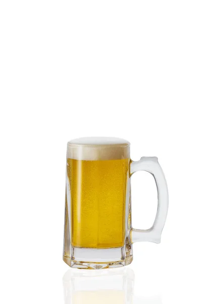 Vidro de cerveja no fundo branco — Fotografia de Stock