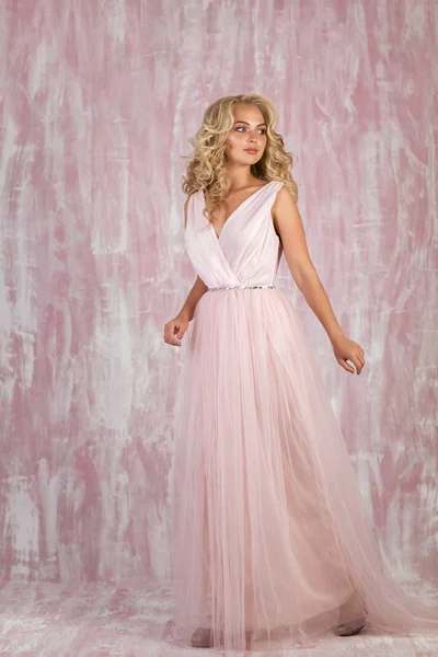 Όμορφη σγουρά ξανθιά νύφη ροζ φόρεμα — Φωτογραφία Αρχείου